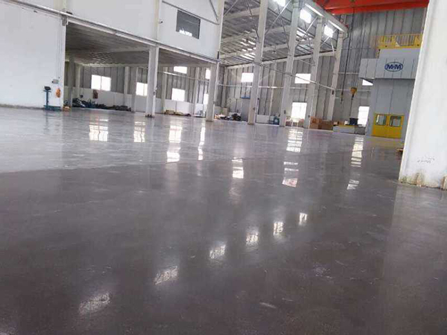 混凝土密封固化劑地坪怎么解決反白現(xiàn)象，使地面更加的亮